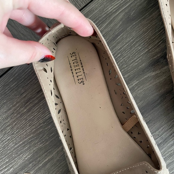 Tan floral cut out flats 🥿 - Picture 2 of 5